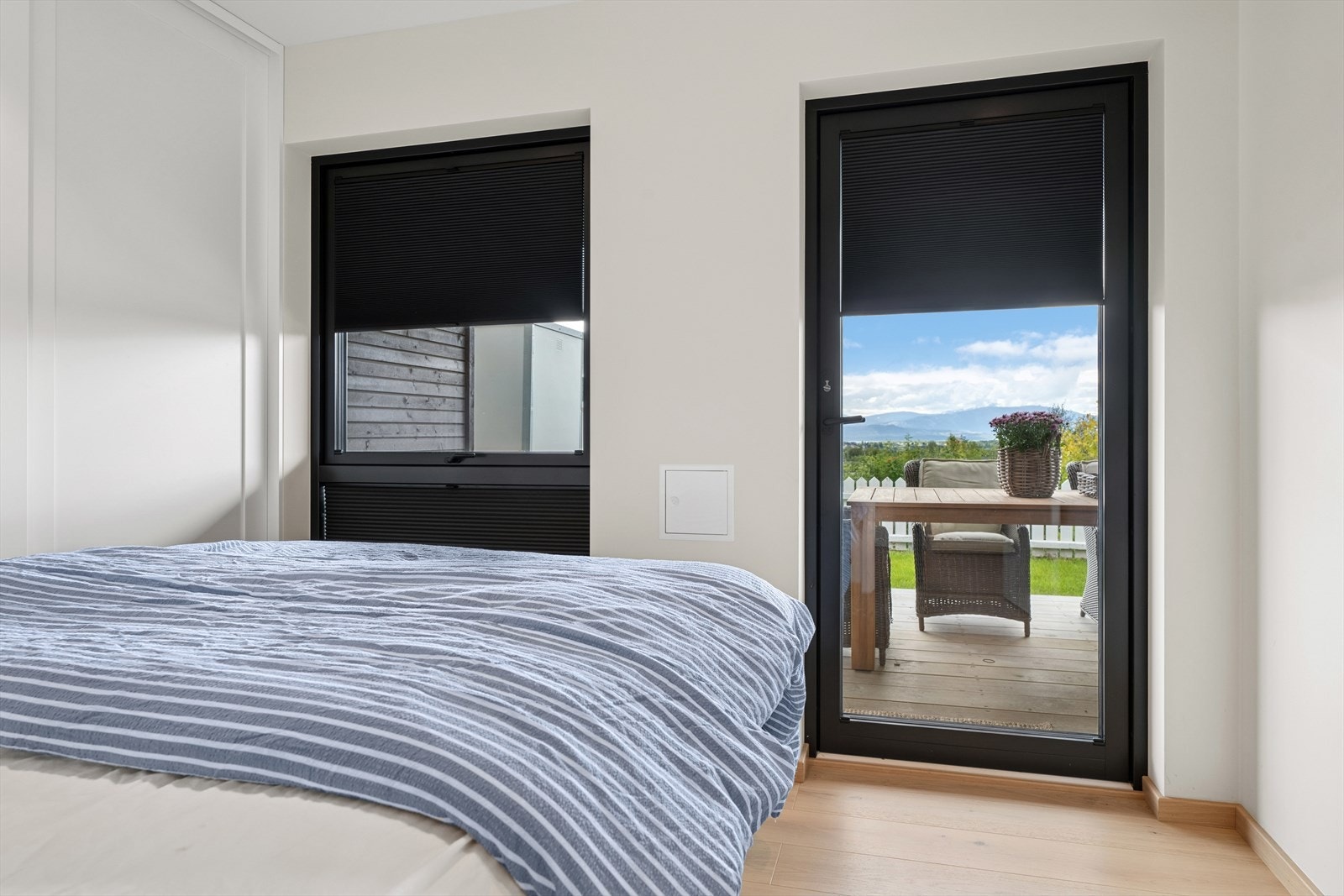 Soverom I - Hovedsoverommet byr på god plass til dobbeltseng og har utgang til markterrasse mot sør Galleribilde