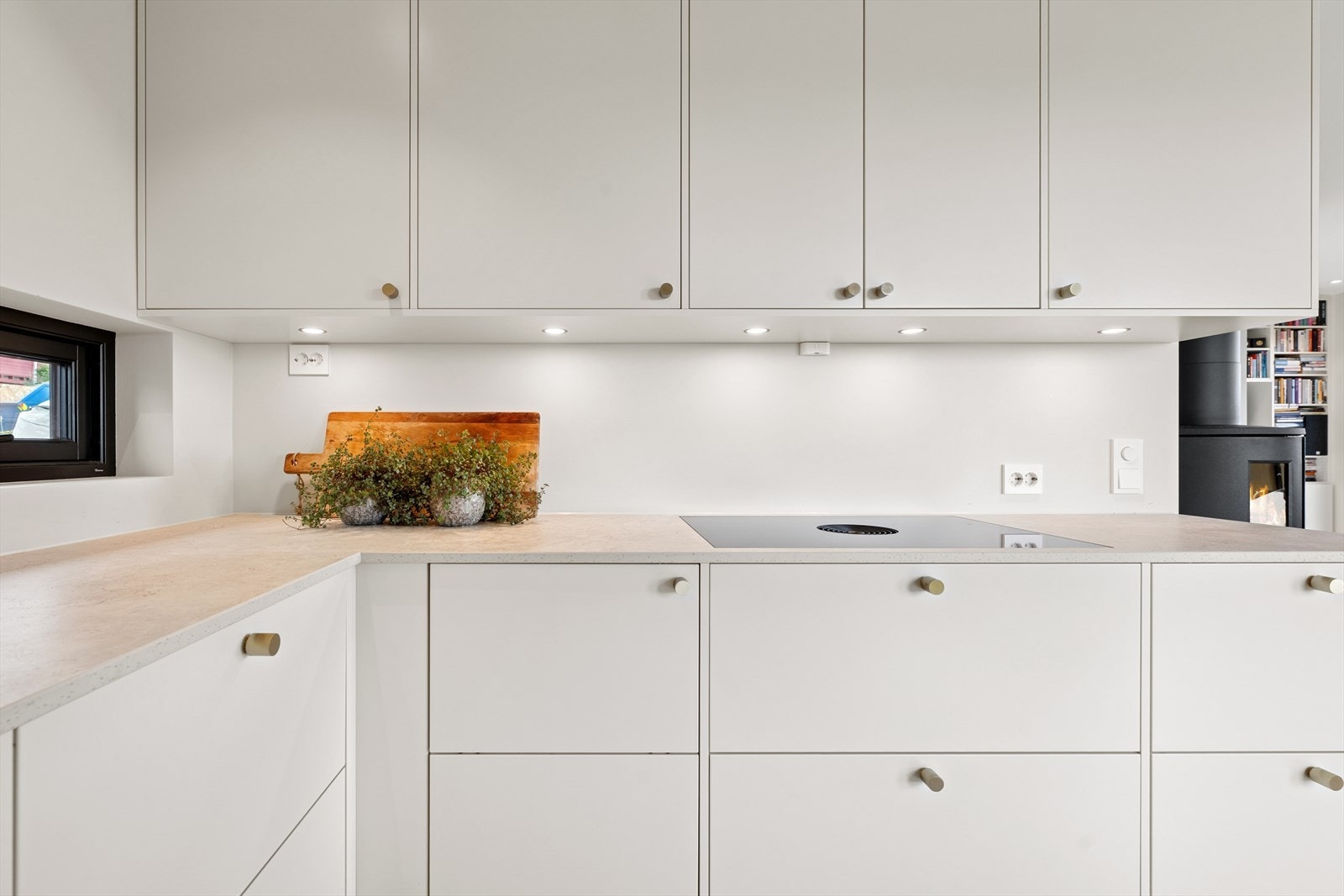 Arealet er svært godt utnyttet med masser av skap- og benkeplass Galleribilde