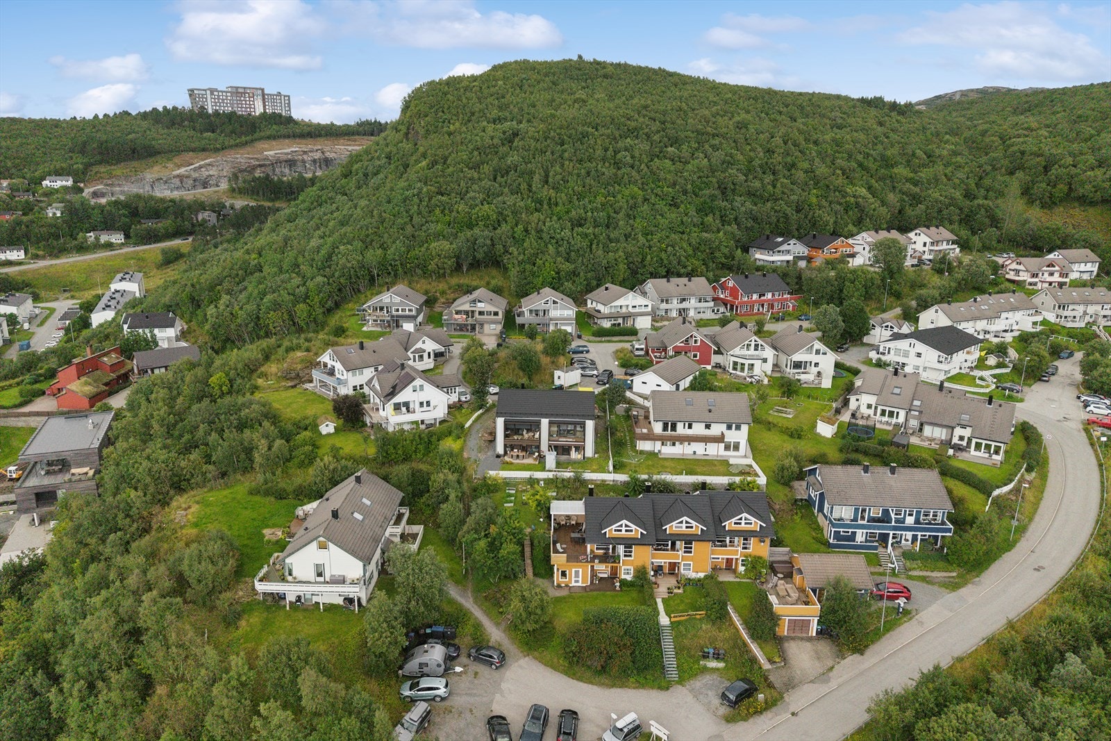 Boligen ligger ettertraktet til, helt innerst i en rolig og fredelig gate i Rønvika - Området er populært grunnet sine familievennlige omgivelser og nærhet til marka, samtidig som det er kort vei til sentrum Galleribilde