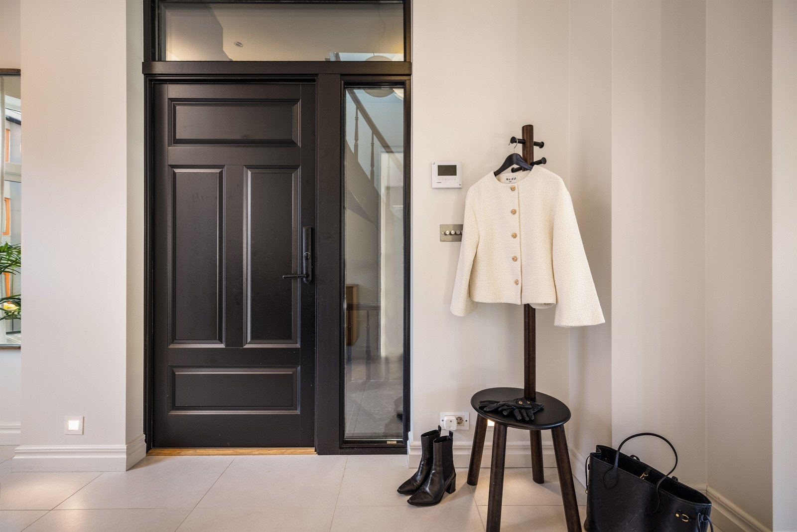 - Entreen er lys og innbydende med flislagt gulv - Galleribilde