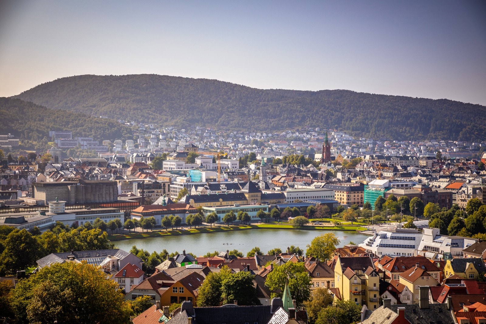 - Bussforbindelser fra Lars Hilles gate (18 ulike linjer) og Byparken (bybanen linje 1 og 2) er lett tilgjengelig, og Bergens jernbanestasjon nås på under 10 minutter til fots - Galleribilde