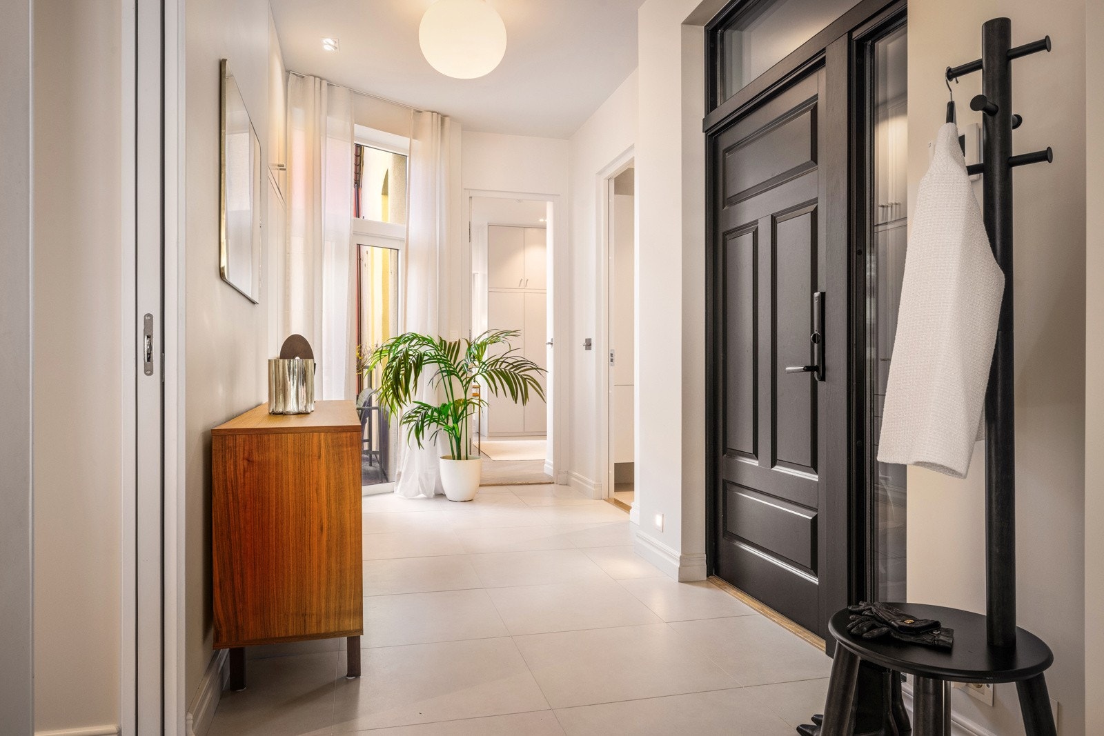 - Fra gangen er det utgang til en solrik balkong på ca. 9 kvadratmeter - Galleribilde