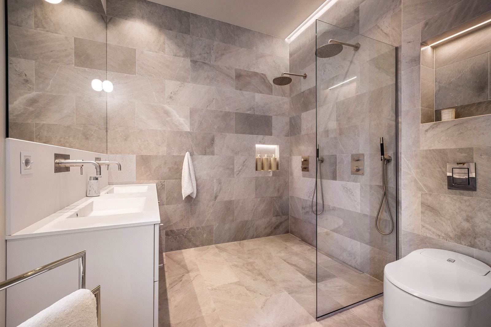 - Leiligheten har to delikate bad, begge oppusset i 2022 - Galleribilde