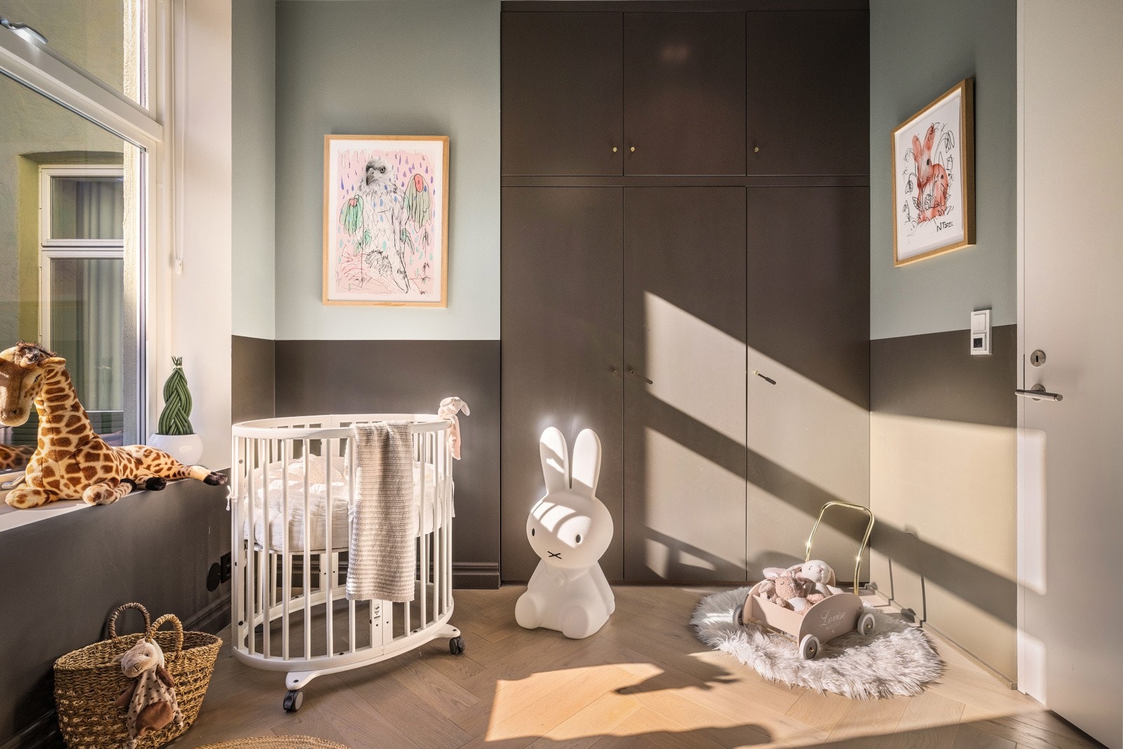 - Kvalitetsdetaljer som Buster & Punch lysbrytere og dørhåndtak, samt Plejd-styring på barnerom og gang, understreker den moderne og gjennomførte stilen - Galleribilde