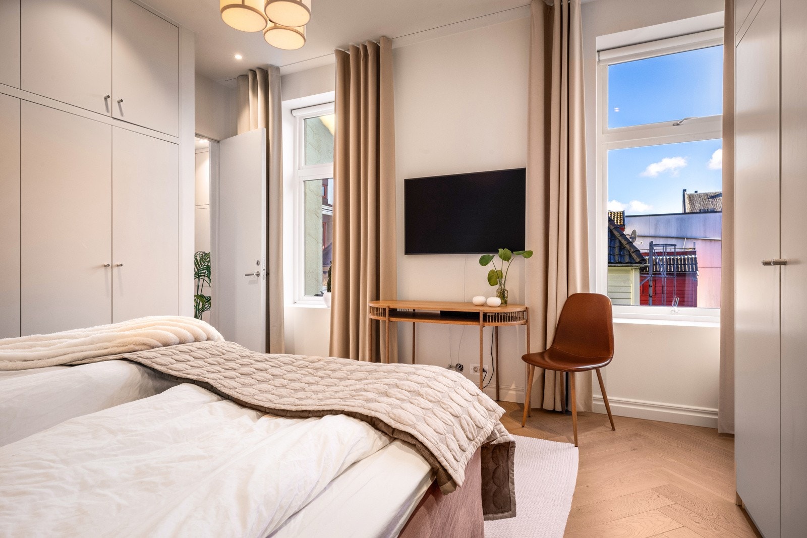 - Overflatene består av fiskebeinsparkett og flis, med varme i alle gulv for jevn og behagelig komfort - Galleribilde