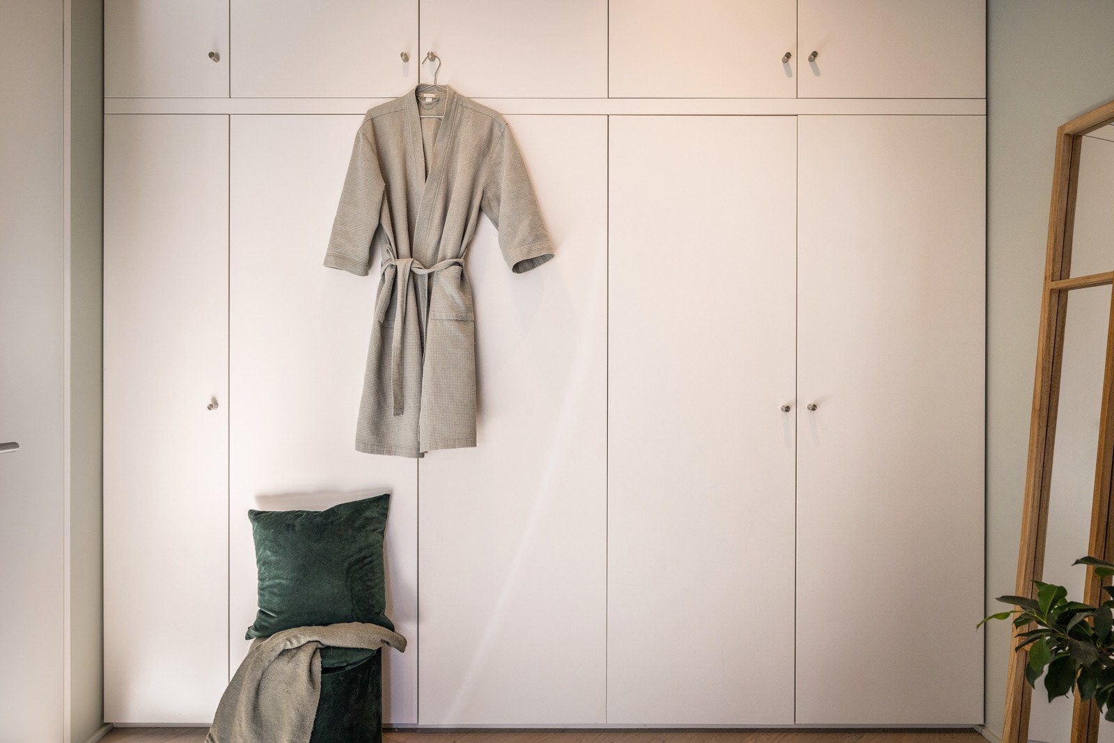 - Leiligheten har solide massivtre-dører, og alle garderober er utstyrt med snekkerbygde og håndmalte fronter som harmonerer med veggfargen - Galleribilde