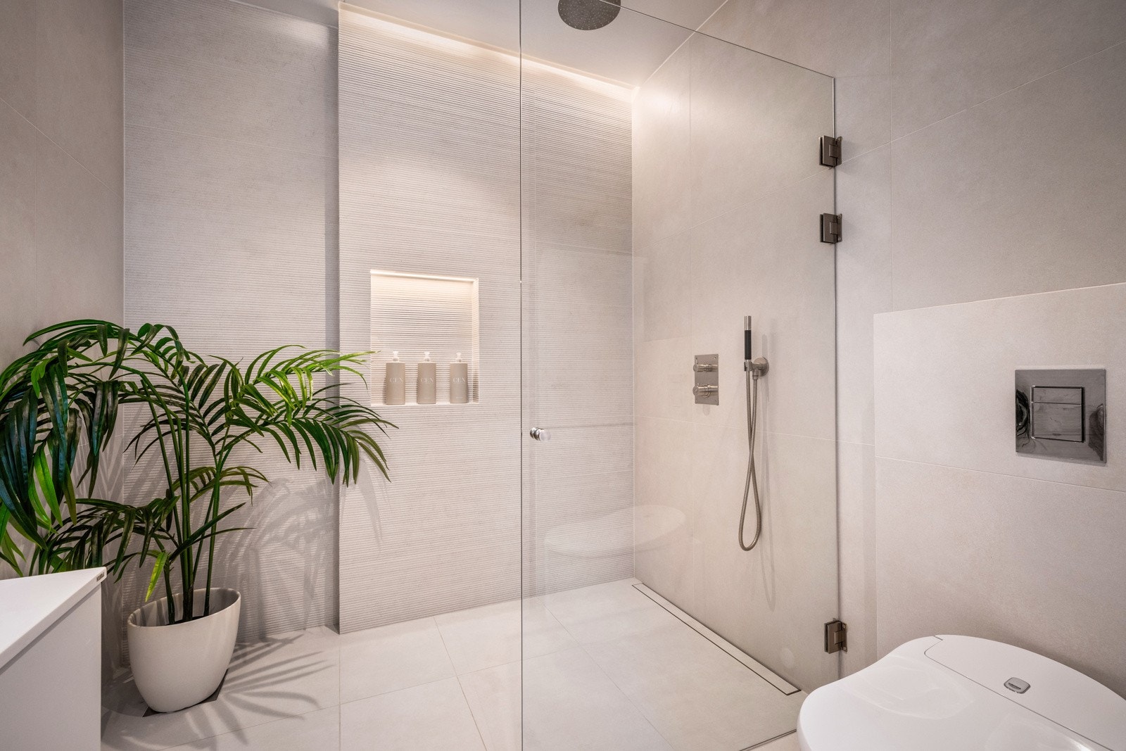 - innredning fra Tore Tre, heldekkende servant med belyst speil, vegghengte toaletter, termostatstyrte varmekabler og dusjløsning med integrert hylle - Galleribilde