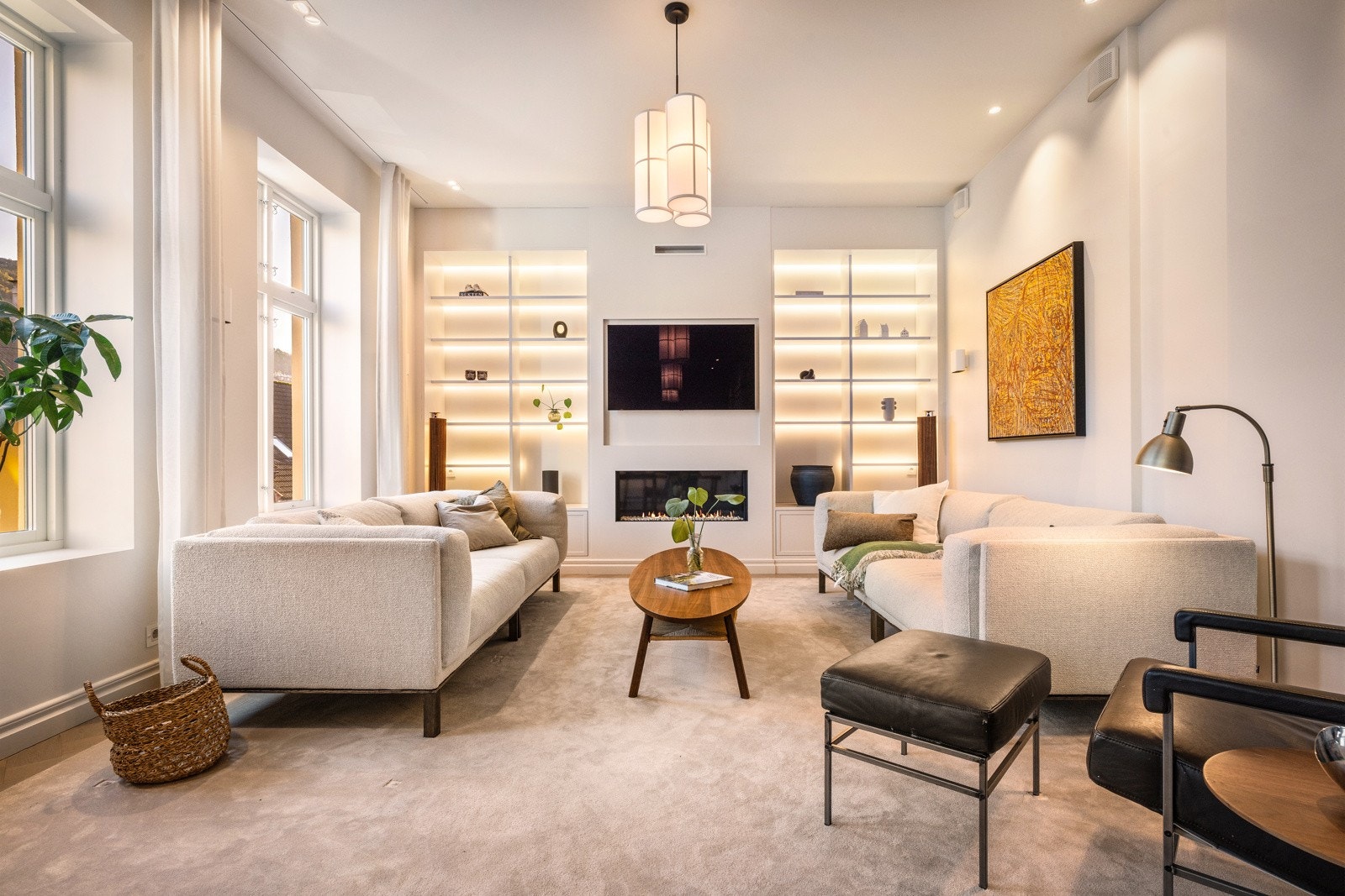 - . Leiligheten fremstår som strøken, med høy kvalitet i alle detaljer, optimal planløsning og en gjennomgående stilren utførelse som gjør den til et hjem utenom det vanlige - Galleribilde