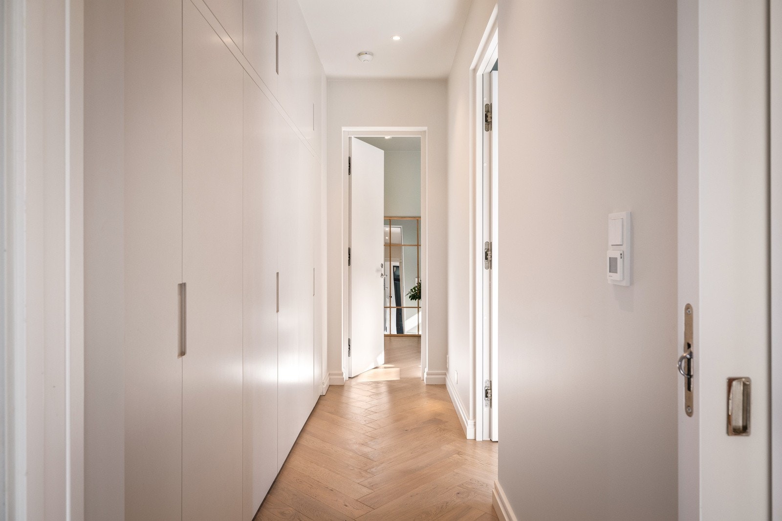 - Den solide utførelsen merkes også på oppbevaringsløsningene - her er det svært god skapplass i alle rom - Galleribilde