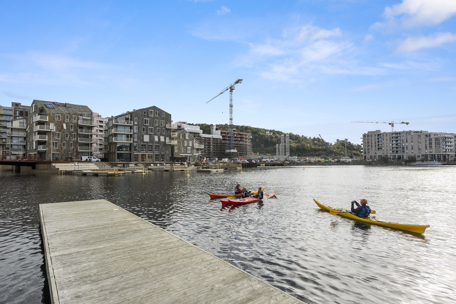 I tillegg får beboerne tilgang til felles kajakker og et område for oppbevaring og sjøsetting - alt kan enkelt bookes og benyttes av alle. Galleribilde