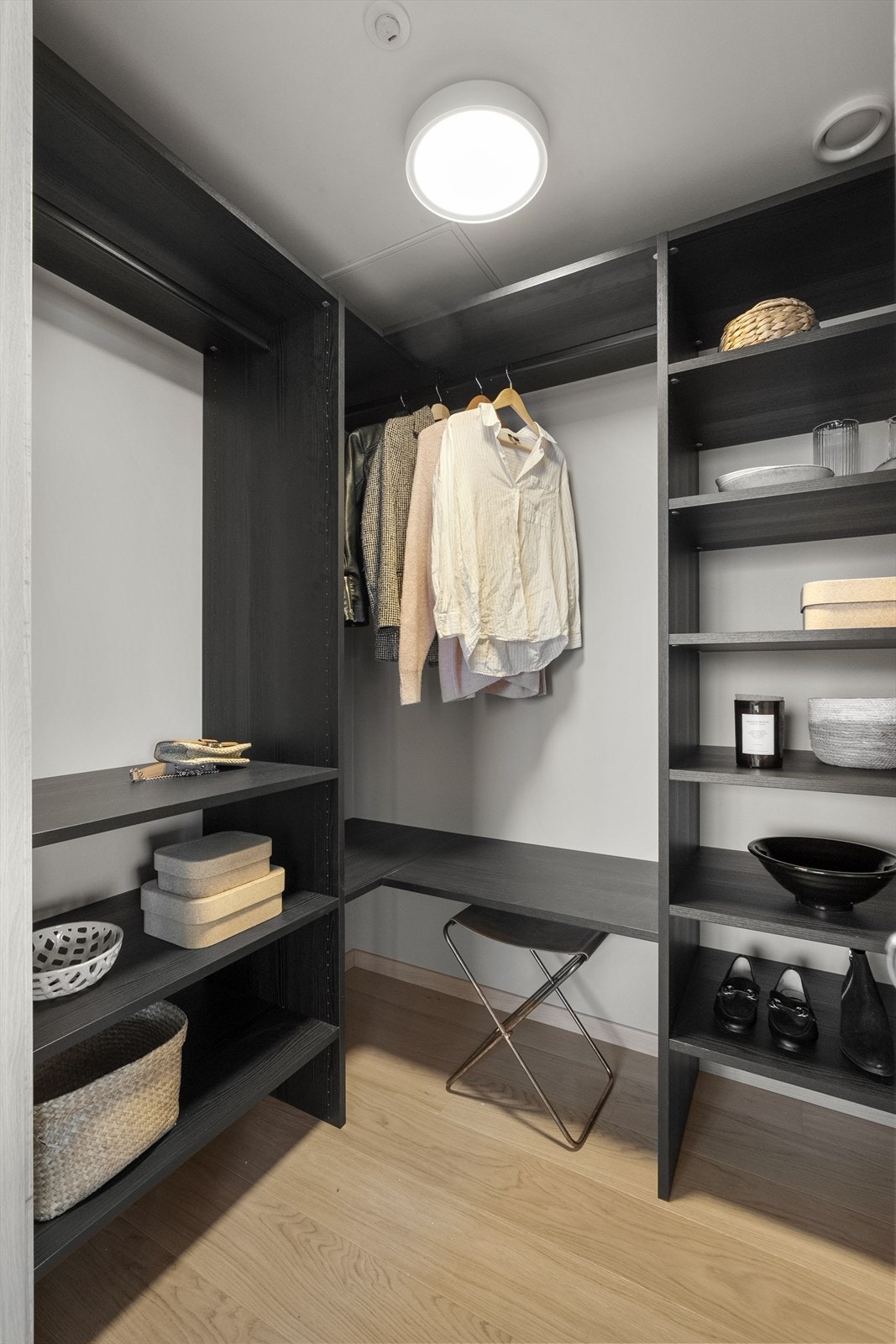 I tilknytning til stuen finner du en egen, luksuriøs walk-in-garderobe. Galleribilde