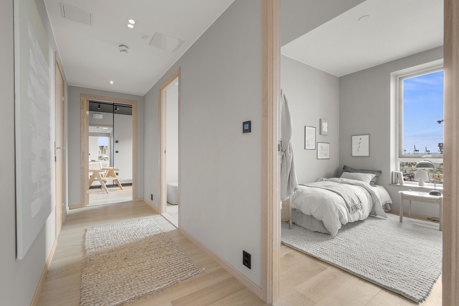 En praktisk mellomgang knytter sammen de tre soverommene og danner en egen sone i boligen. Galleribilde