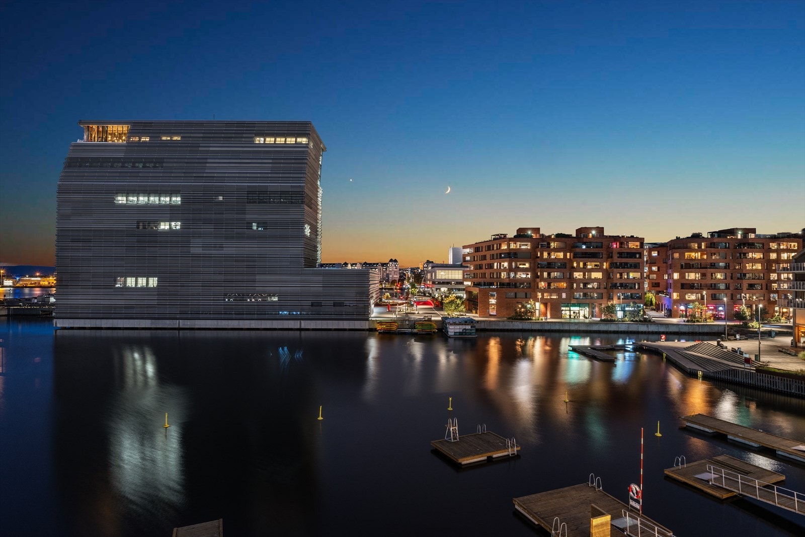 Her kan man nyte late sommerkvelder i godt selskap! Fin utsikt mot Operaen og Munchmuseet Galleribilde