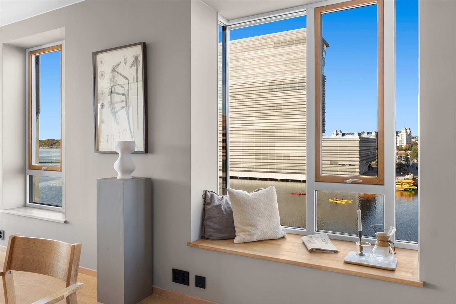 Leiligheten ligger eksepjonelt bra til med glitrende sjø rett utenfor Galleribilde