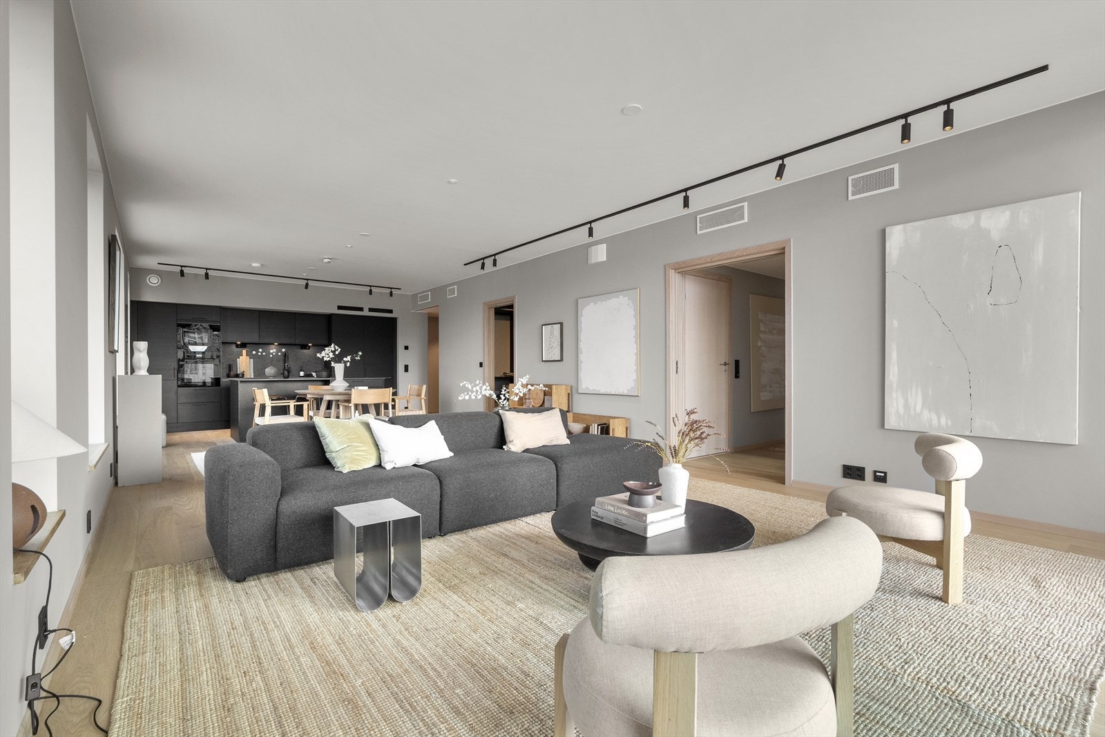 Boligen har en åpen og luftig stue-/kjøkkenløsning med gode møbleringsmuligheter. Galleribilde