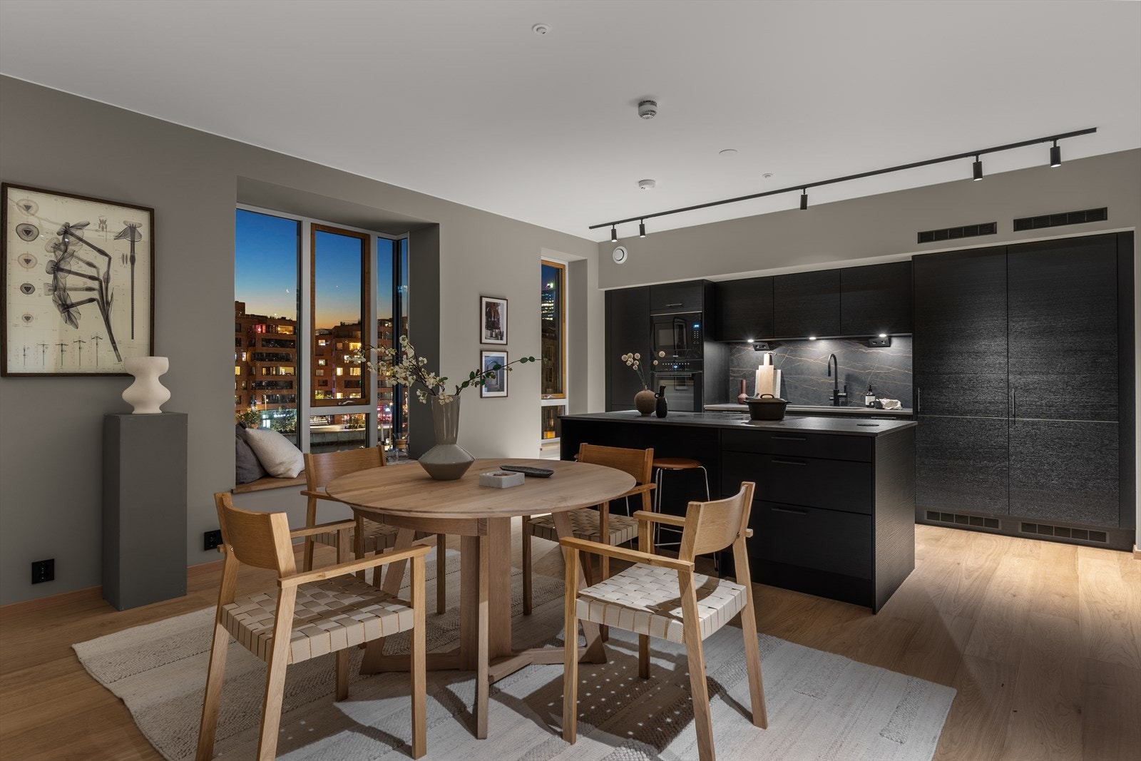 God plass til stort spisebord i tilknytning til kjøkkenet Galleribilde