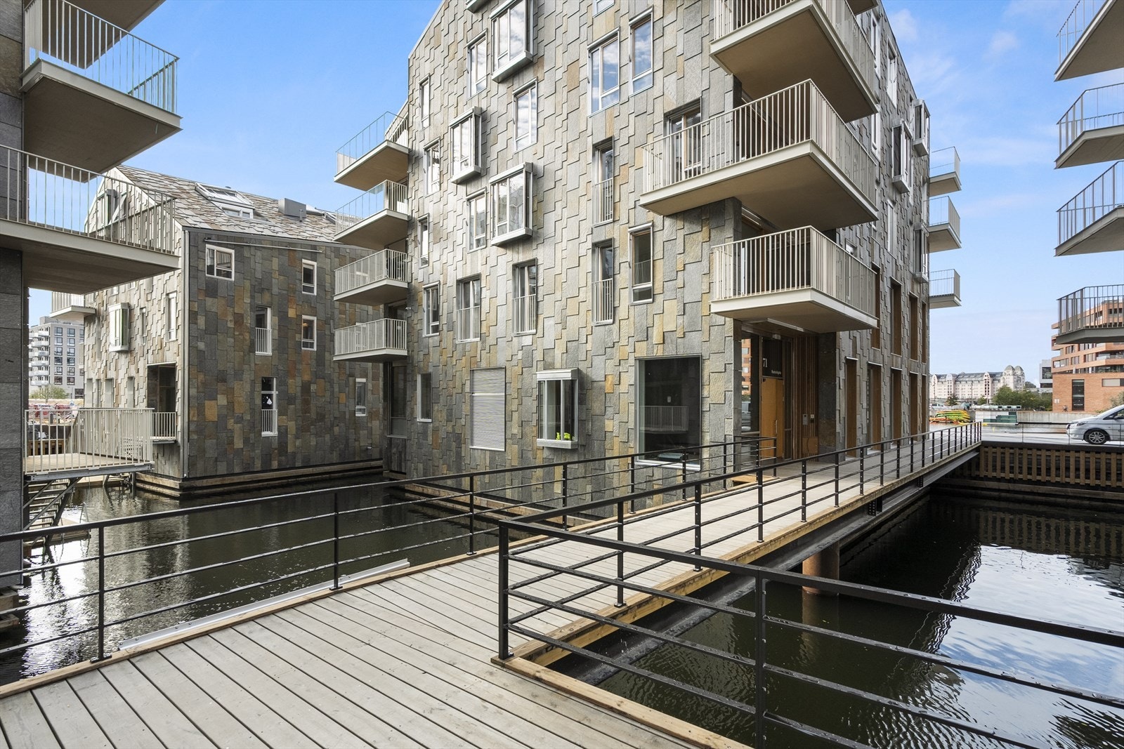 Leiligheten ligger i Vannkunsten Syd, omkranset av fjord og kanaler. Galleribilde