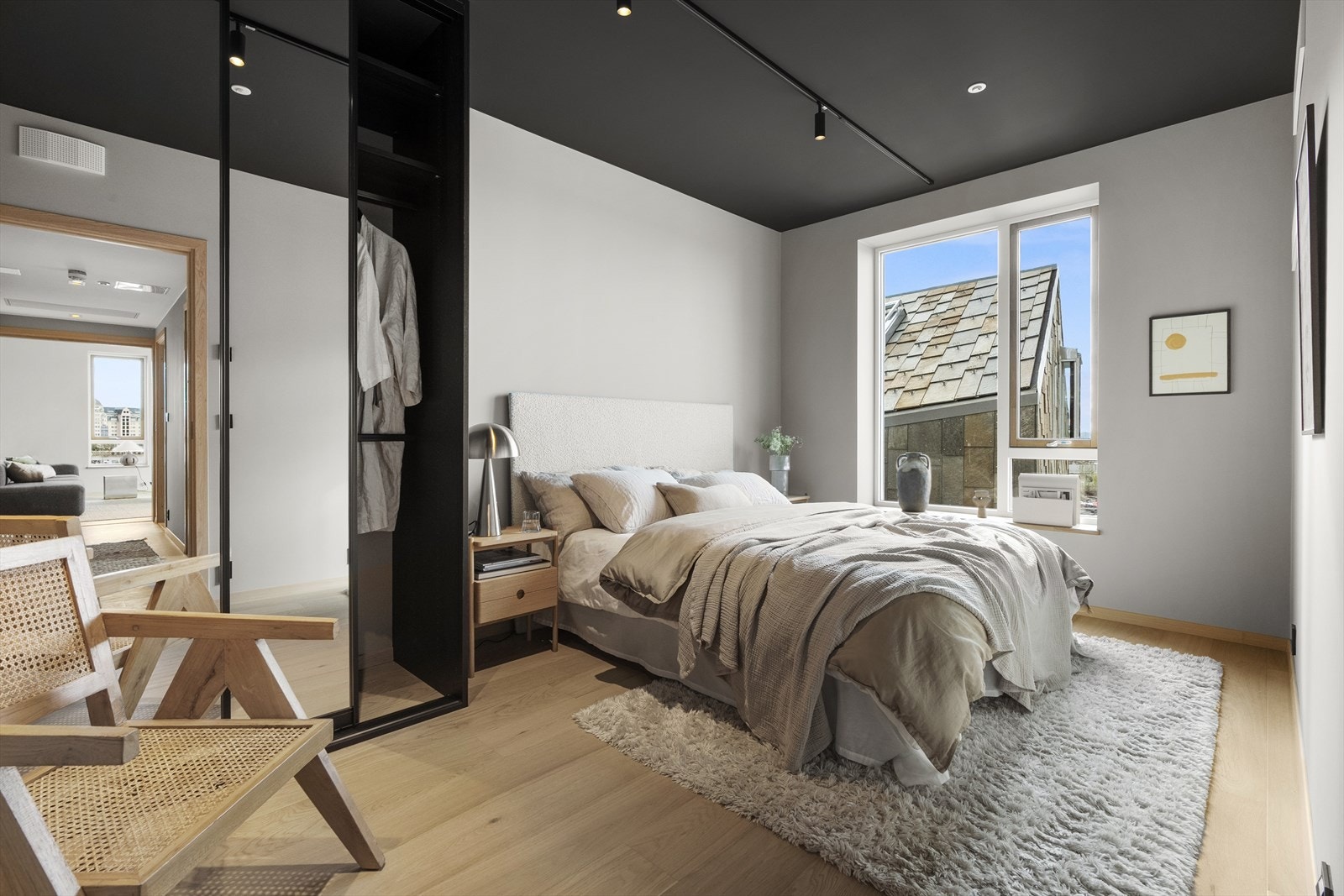 Hovedsoverommet er eksklusivt og romslig, med plass til dobbeltseng, nattbord og stor garderobe. Galleribilde