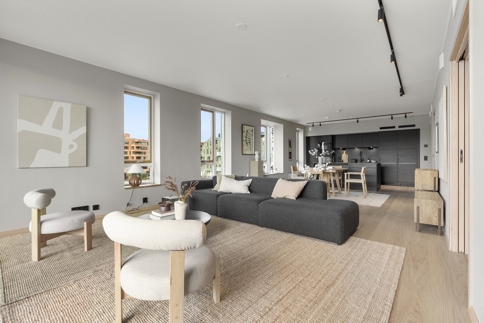 Store vinduer med dype karmer mot sjøen Galleribilde