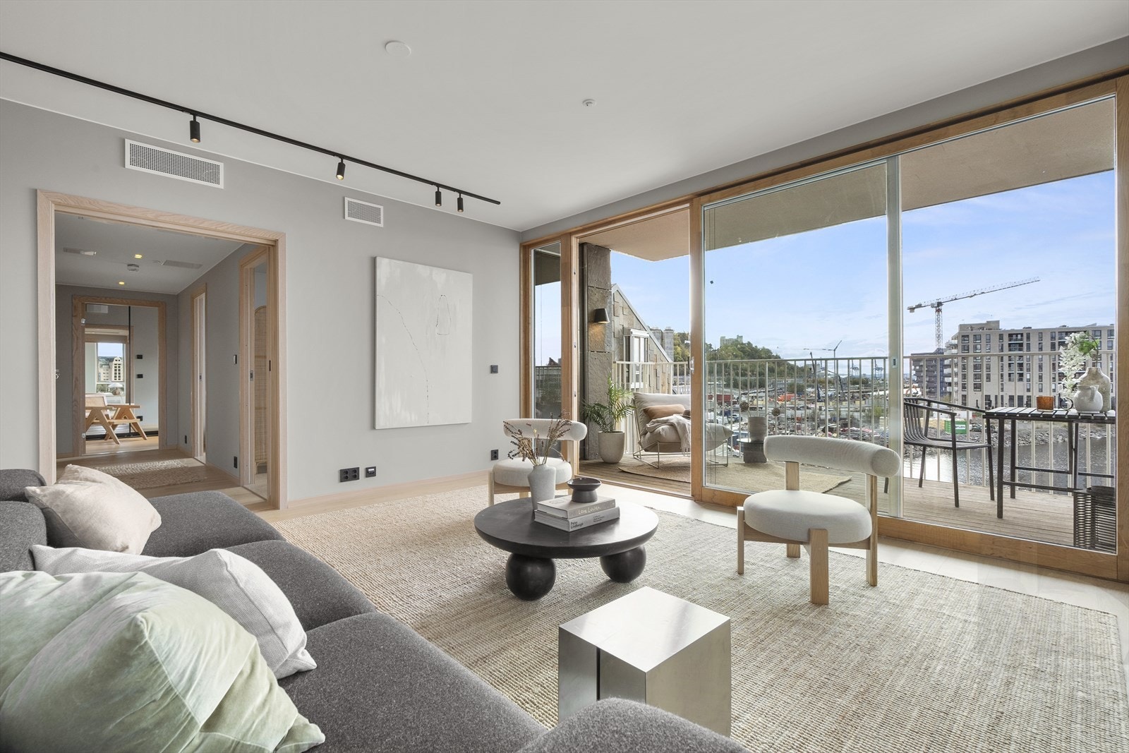 Hjørnebeliggenheten gir boligen rikelig med naturlig lys og en helt unik utsikt mot fjord og by - helt uten innsyn. Galleribilde