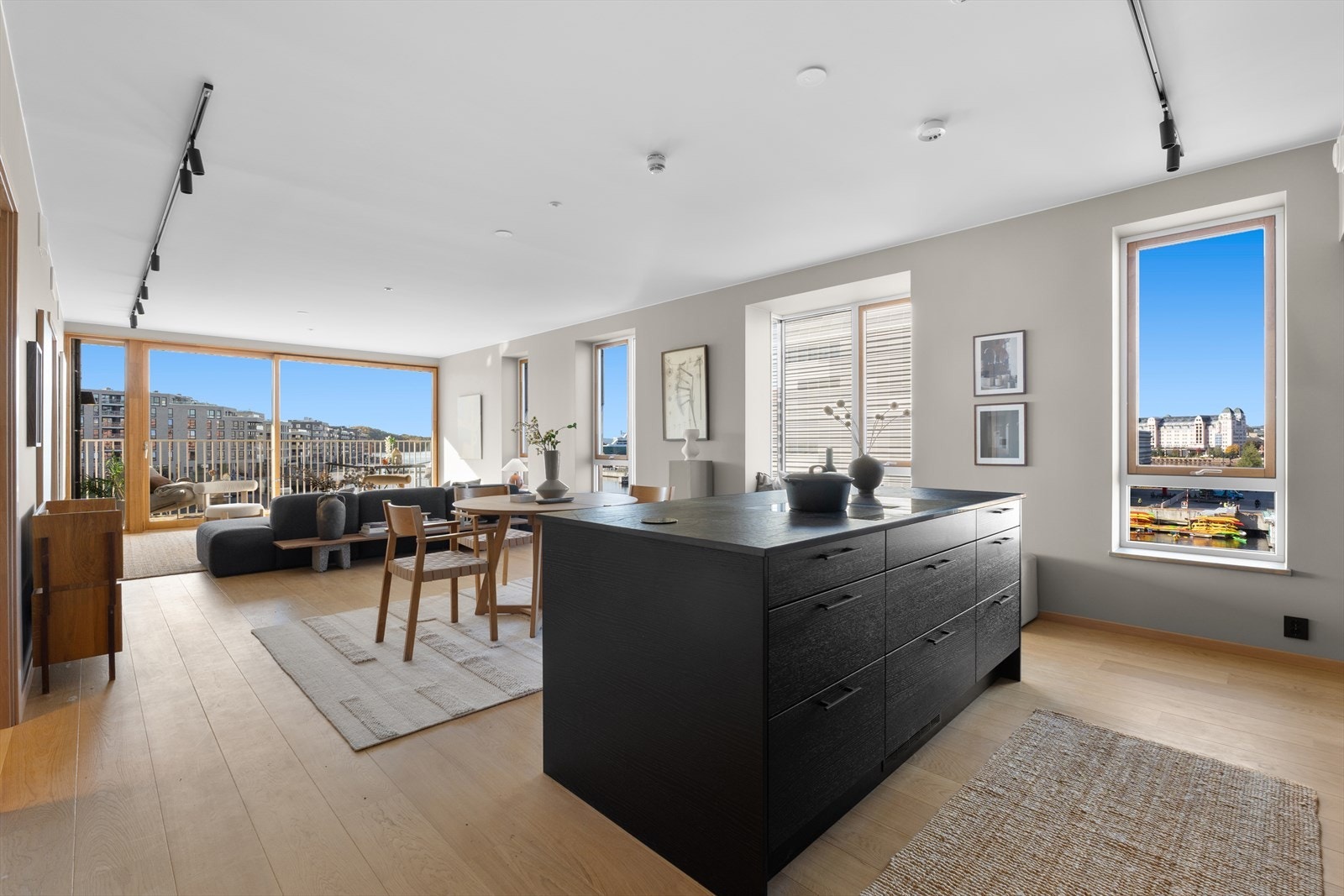 Nydelig 4-roms frontleilighet med store vindusflater mot sjøen Galleribilde