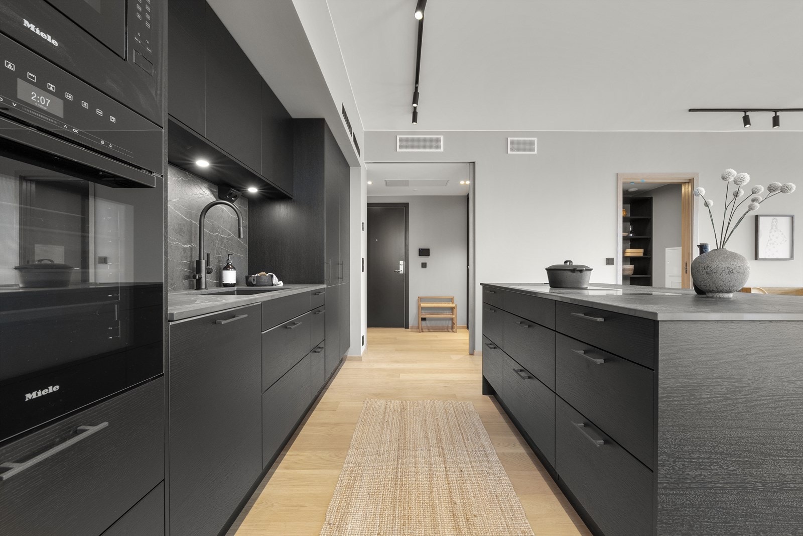 Rikelig med skap- og benkplass Galleribilde