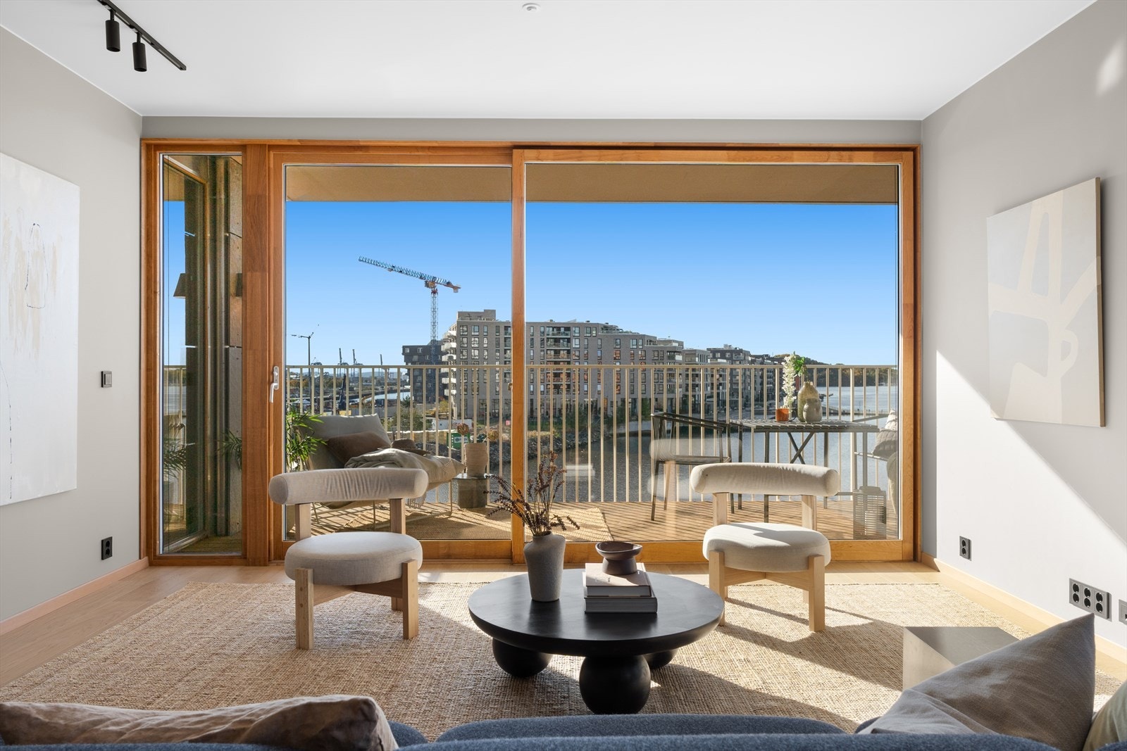 Her ligger man høyt over bakkenivå med storslått utsikt mot fjorden Galleribilde