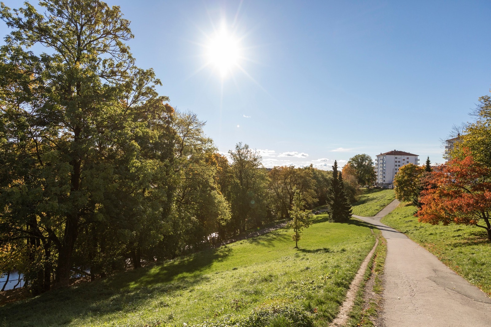 Rett nedenfor renner Akerselva. Det er nydelige tur- og rekreasjonsmuligheter langs elva. Galleribilde