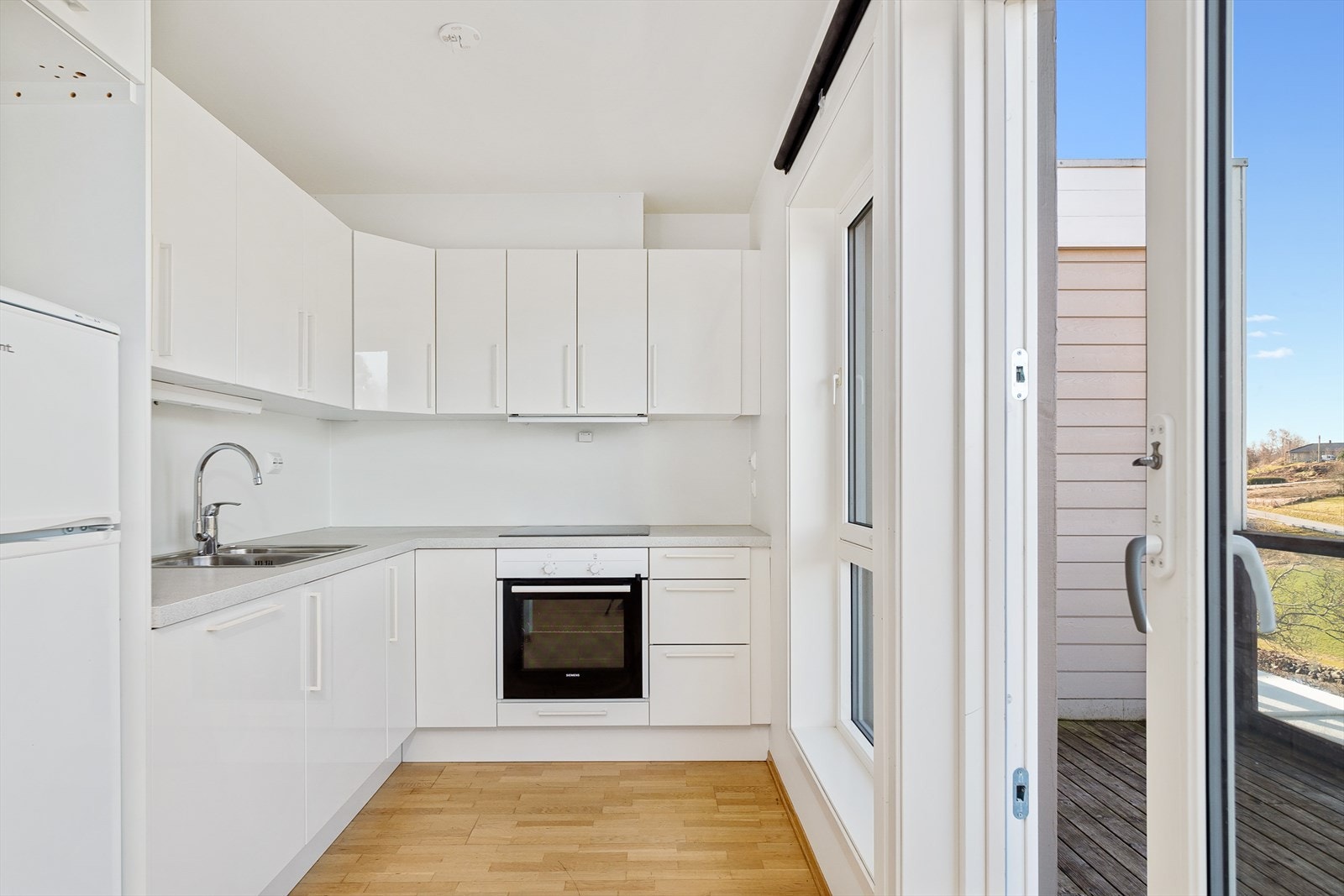 Kjøkkenet har en tidløs innredning og inneholder integrert stekeovn, platetopp og oppvaskmaskin, samt frittstående kombiskap. Galleribilde