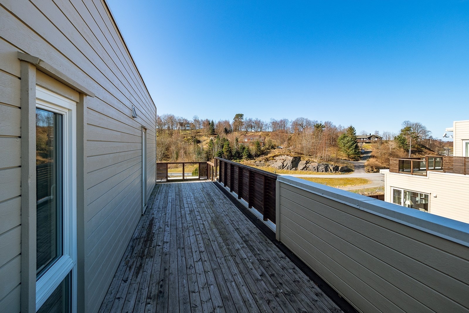 Balkongen strekker seg rundt leiligheten på sørvest til nordvest side, slik at du får svært gode solforhold. Galleribilde