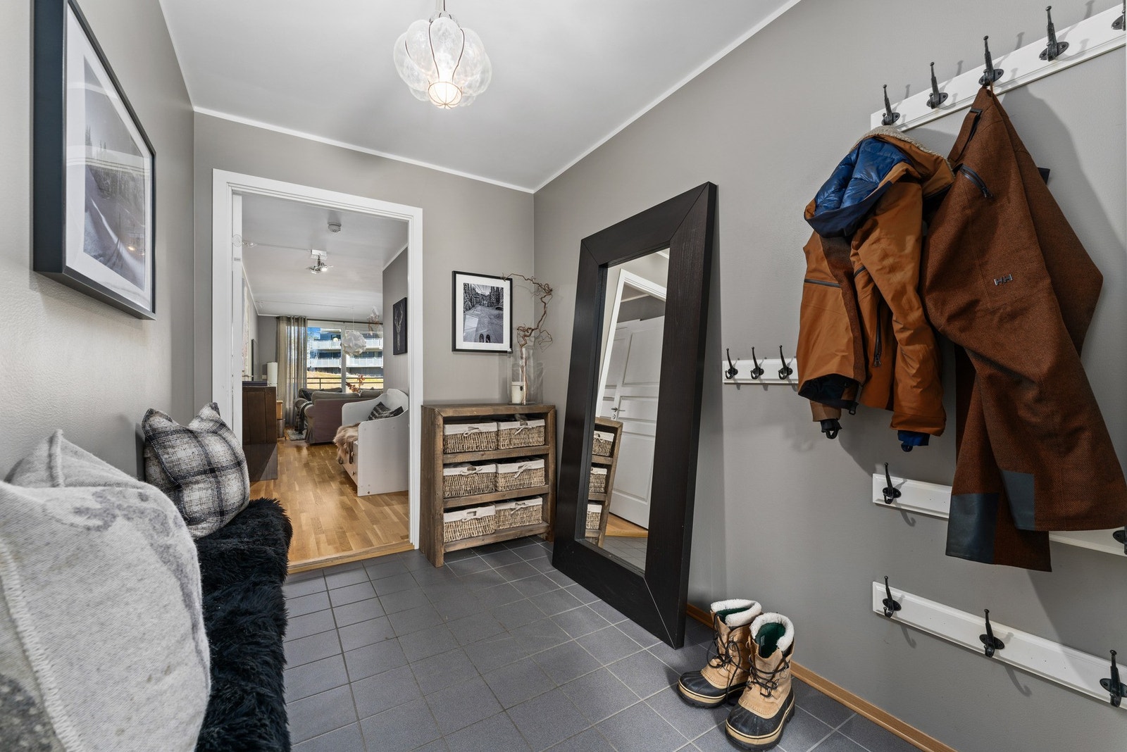 Hyggelig entre med flislagt gulv Galleribilde