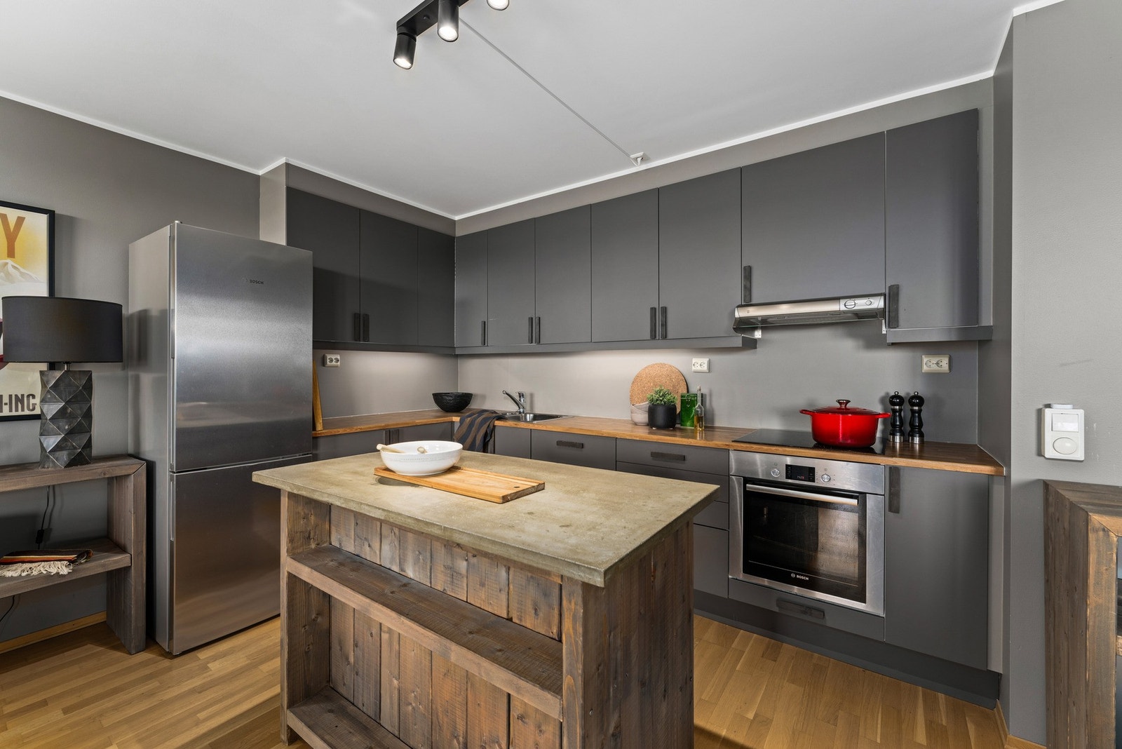 Moderne kjøkken med praktisk kjøkkenøy. Galleribilde