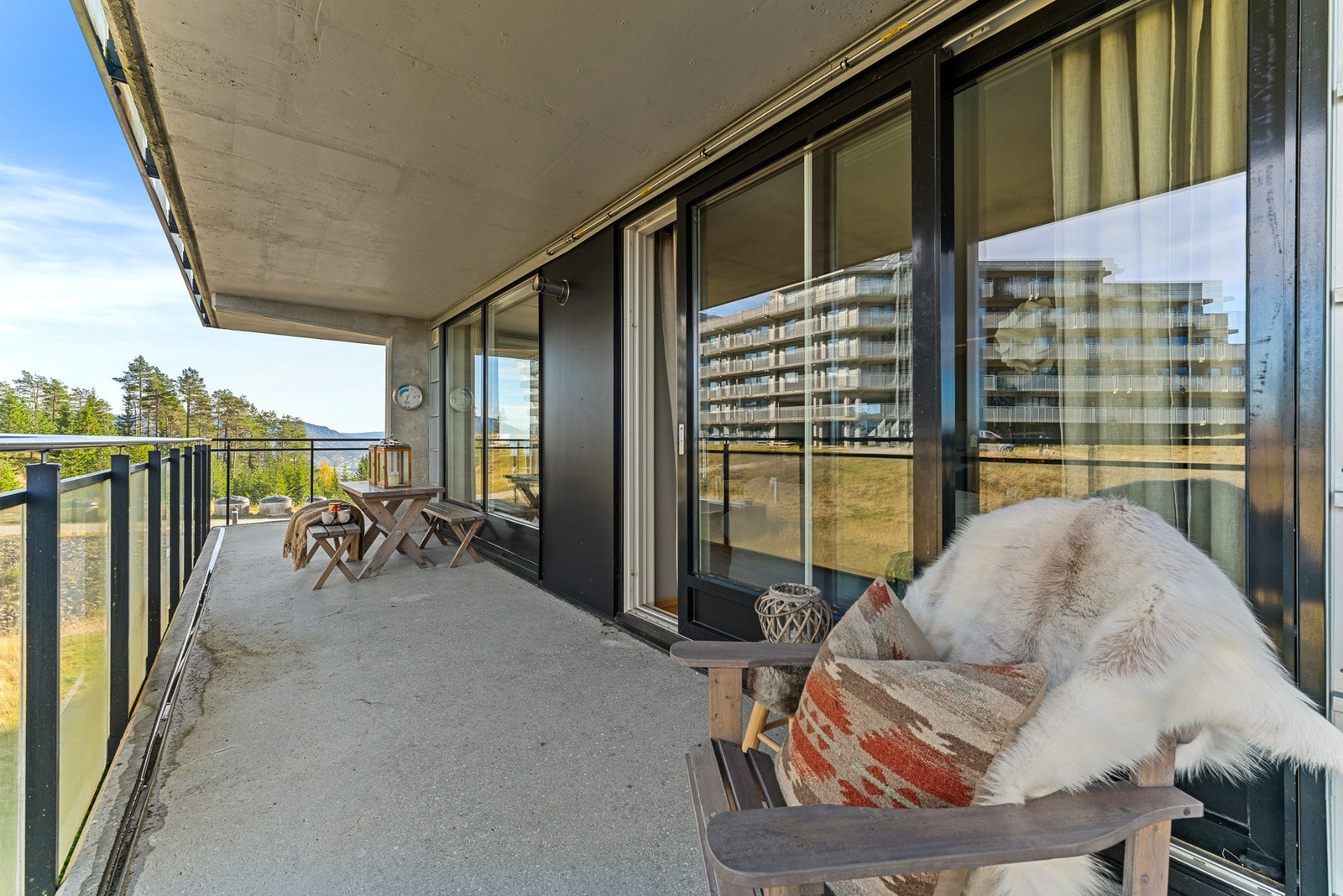 Flott takoverbygget balkong med glassrekkverk Galleribilde