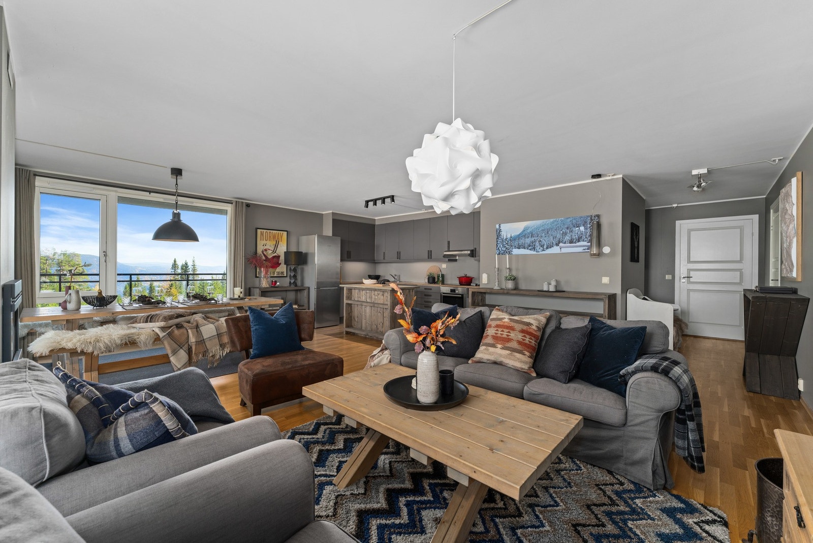 Store vinduer gir godt med lys inn i leiligheten. Galleribilde