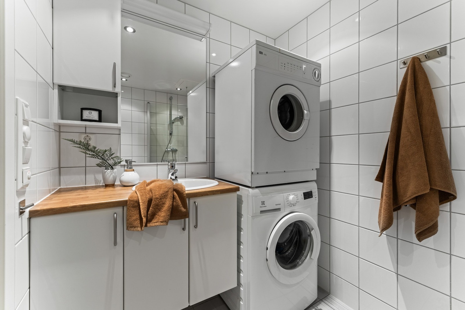 Det er to bad i leiligheten, det ene med opplegg for vaskemaskin Galleribilde