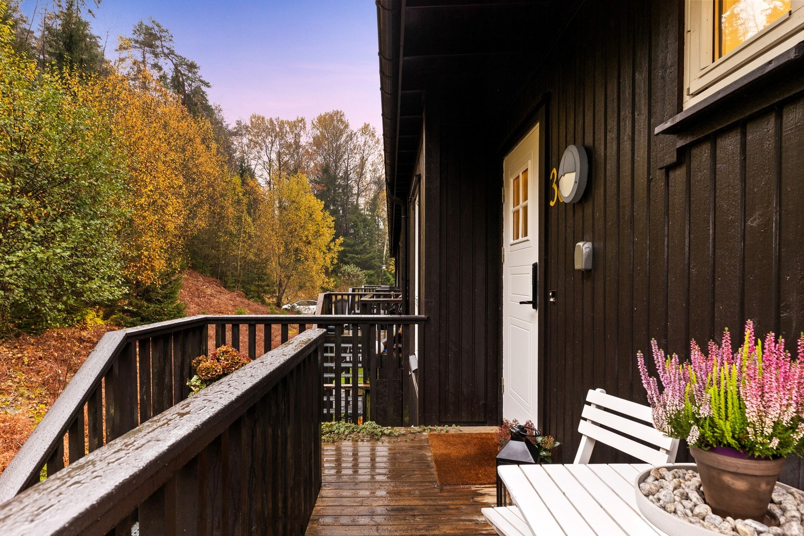 Det er også plass til en hyggelig liten sittegruppe ved inngangspartiet. Galleribilde