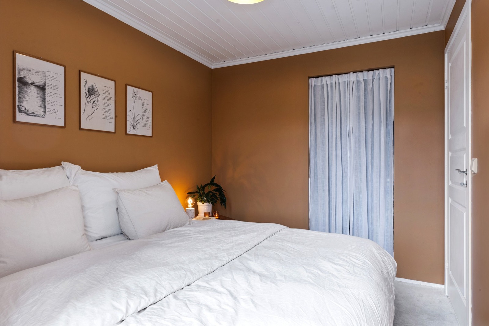 Soverommet har adkomst til en praktisk bod som i dag benyttes som garderobe. Galleribilde