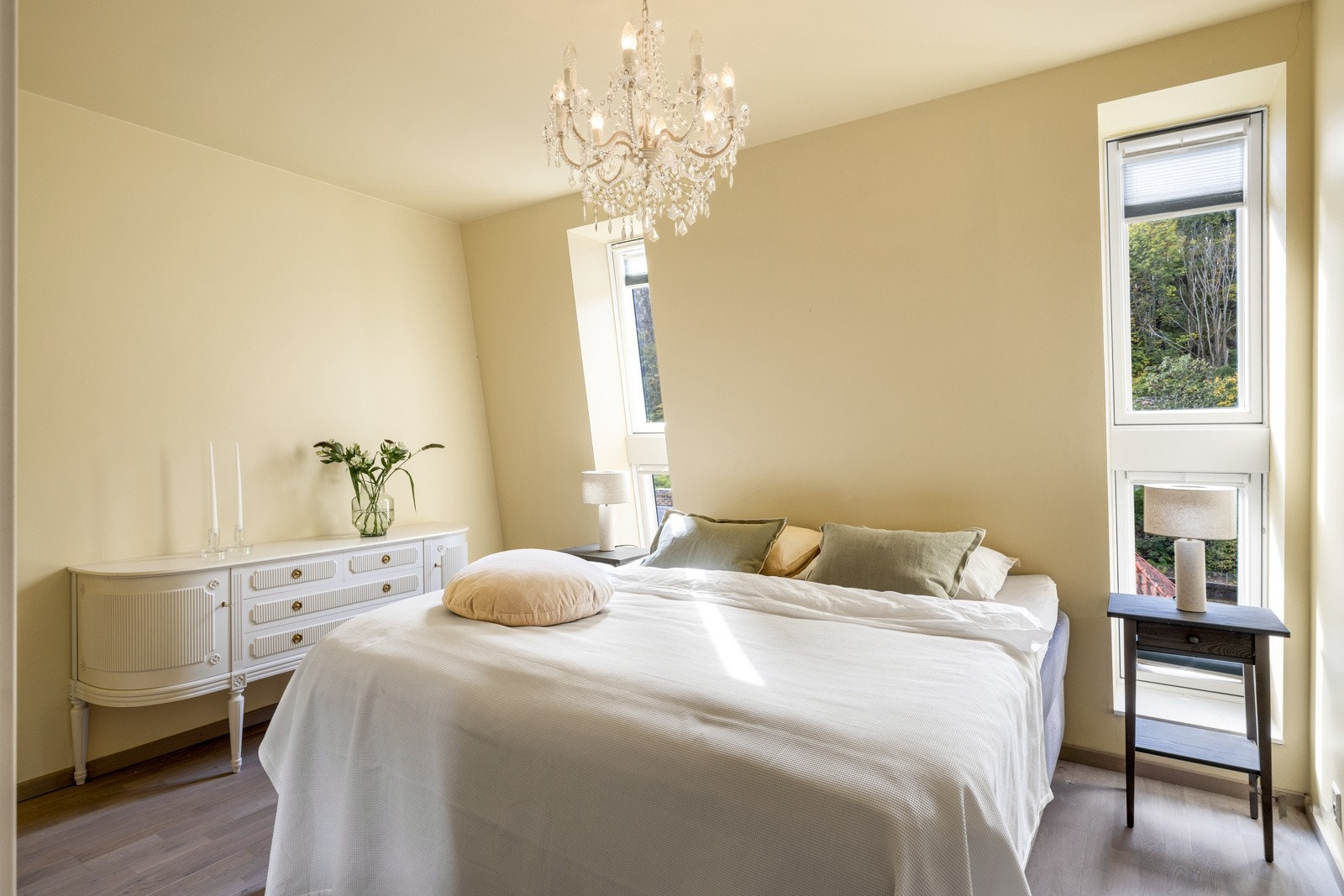 Hovedsoverom med walk- in closet. Bygget av KEO Horten. Plassbygde hyller, skuffer/kommoder og godt med plass til henge kjoler, skjorter osv. Galleribilde