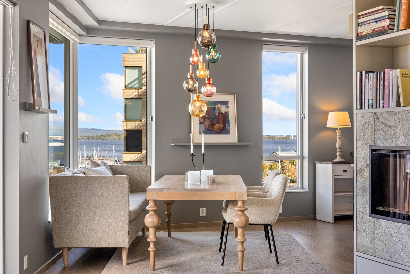 God plass til spisebord ved kjøkkensonen. Galleribilde