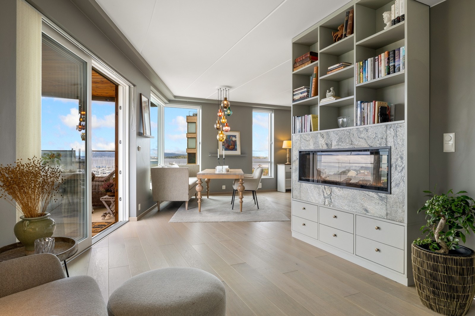 Legg merke til den flotte peisinnsatsen som blir et naturlig designelement i rommet. Galleribilde