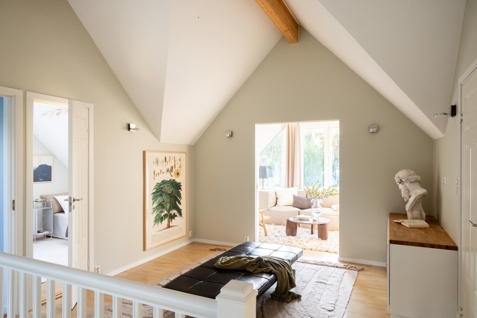 Herfra er det adkomst til boligens 4 somverom og bad. Galleribilde