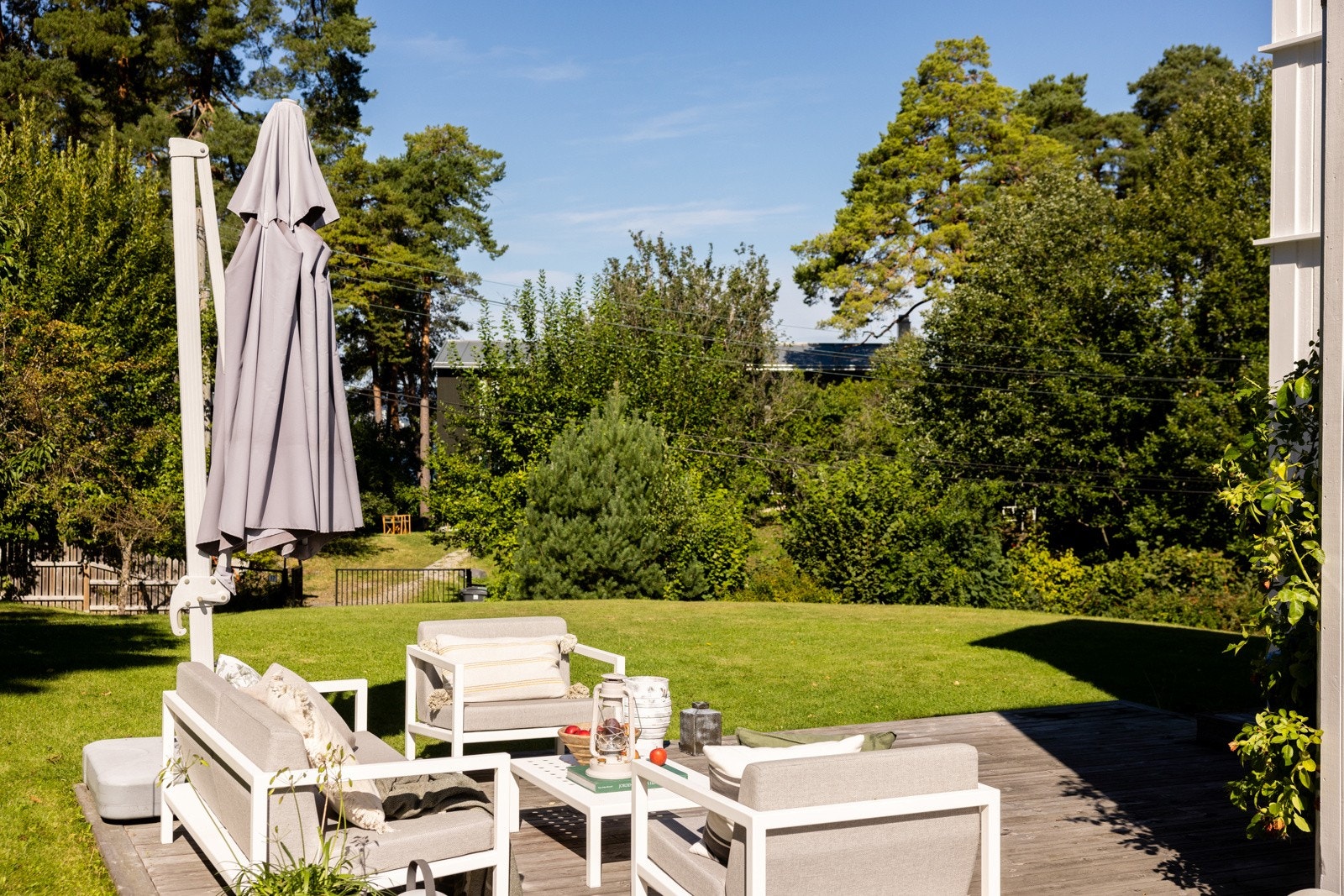 Her er det god plass til ønsket utemøblement samt direkte adkomst til hage. Galleribilde