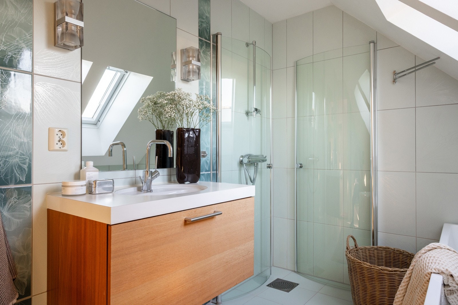 Delikat og romslig flislagt bad fra 2007 med varmekabler i gulv Galleribilde