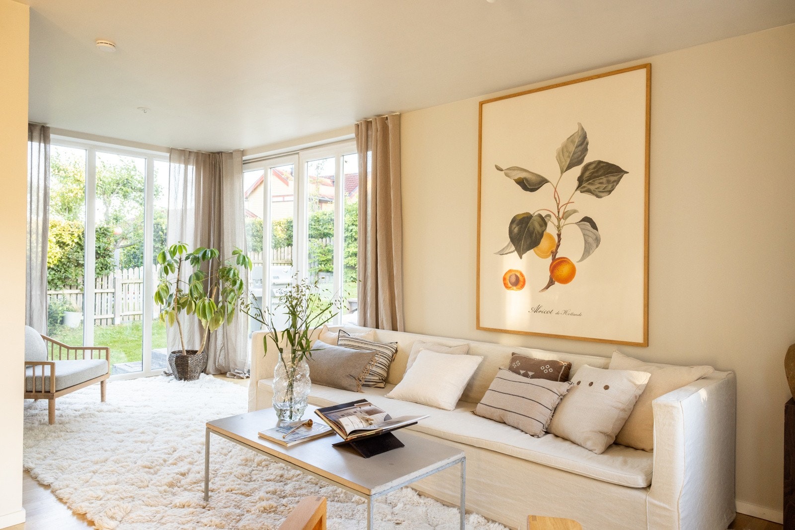 Det er gode møbleringsmuligheter i stuen, med plass til sofamøbler med tilhørende stuebord, multimedia, spisegruppe og annet ønskelig møblement. Galleribilde