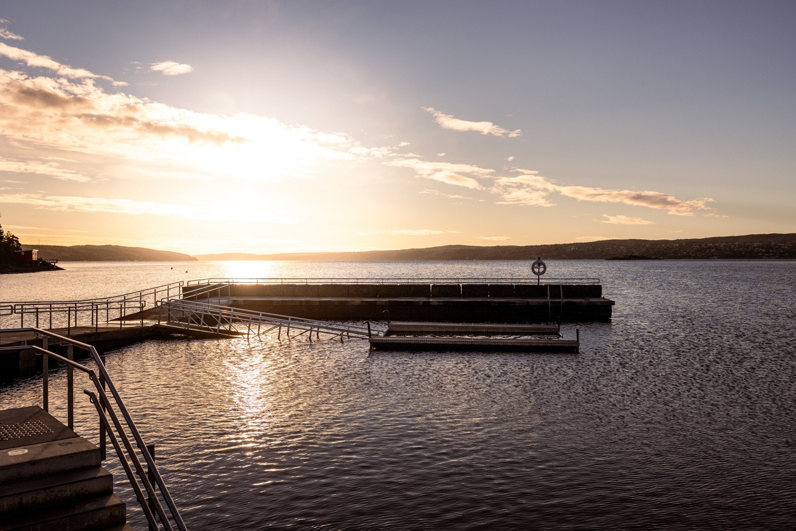 Solvik ligger idyllisk til på vestsiden av øya, innenfor Malmøykalven naturreservat. I tillegg til Skinnerbukta som er et populært mål for båtturister har Solvik også en flott og barnevennlig sandstrand. Galleribilde