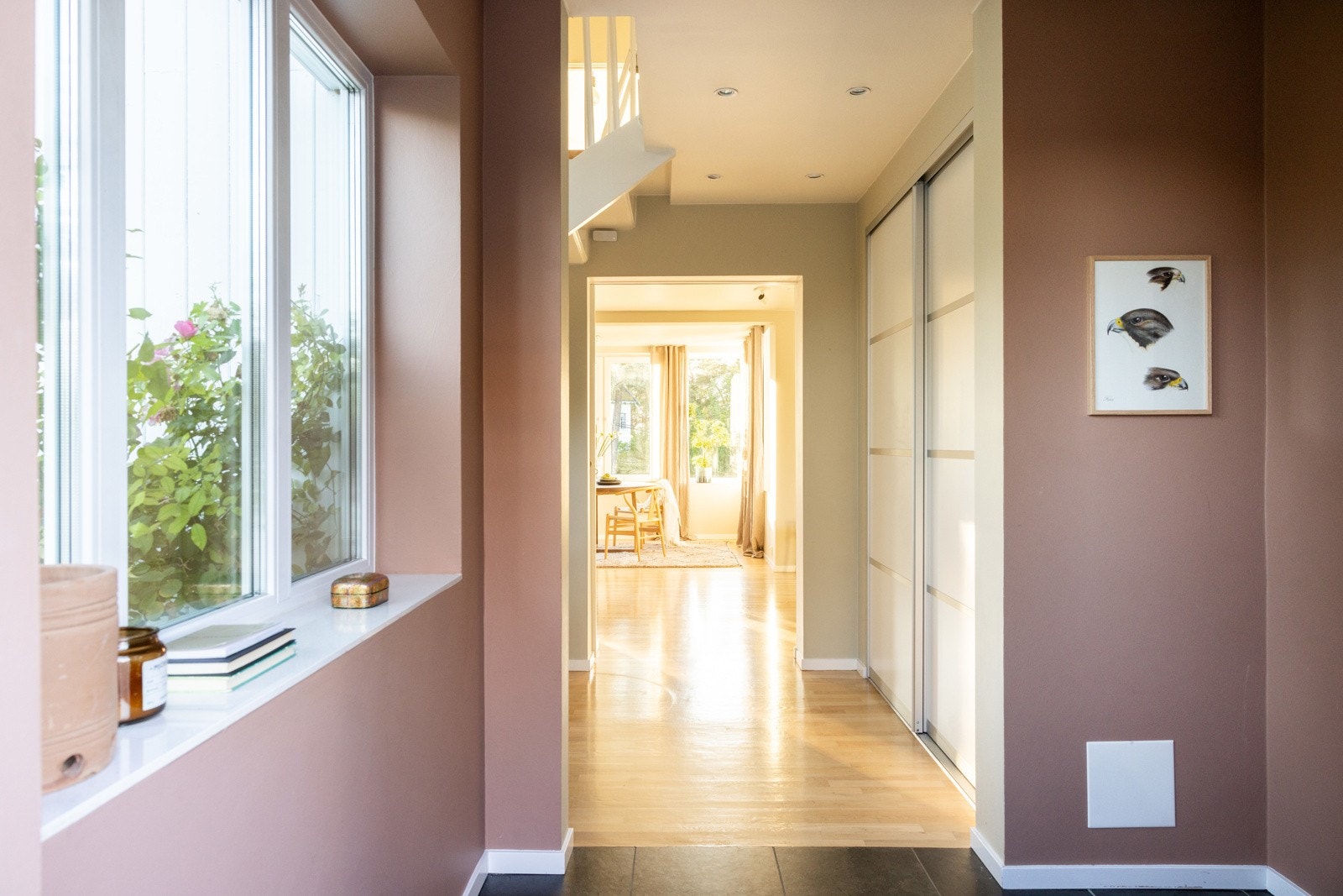 Hyggelig, flislagt entré som gir et godt førsteinntrykk og fungerer som det naturlige knutepunktet i boligen. Galleribilde