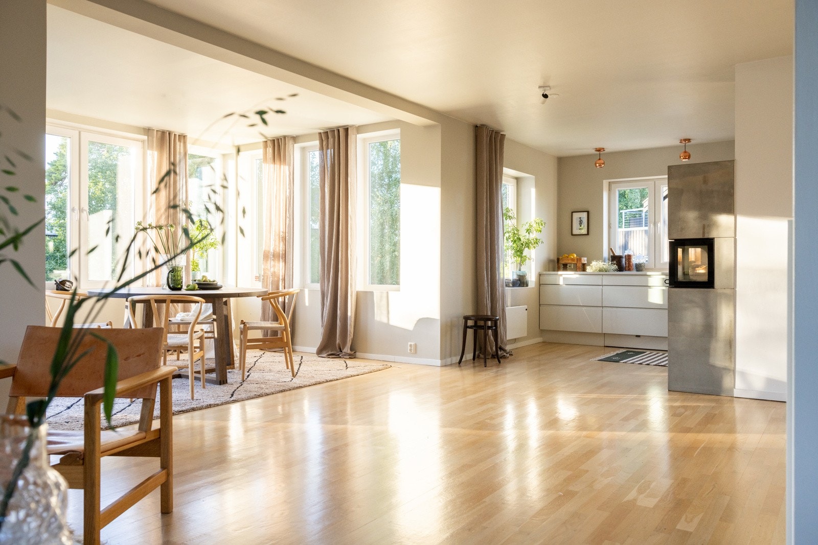 Sentralt i stuen er det plassert en hyggelig peisovn som gir godt med varme og hyggelige stunder på de kaldere dagene. Galleribilde