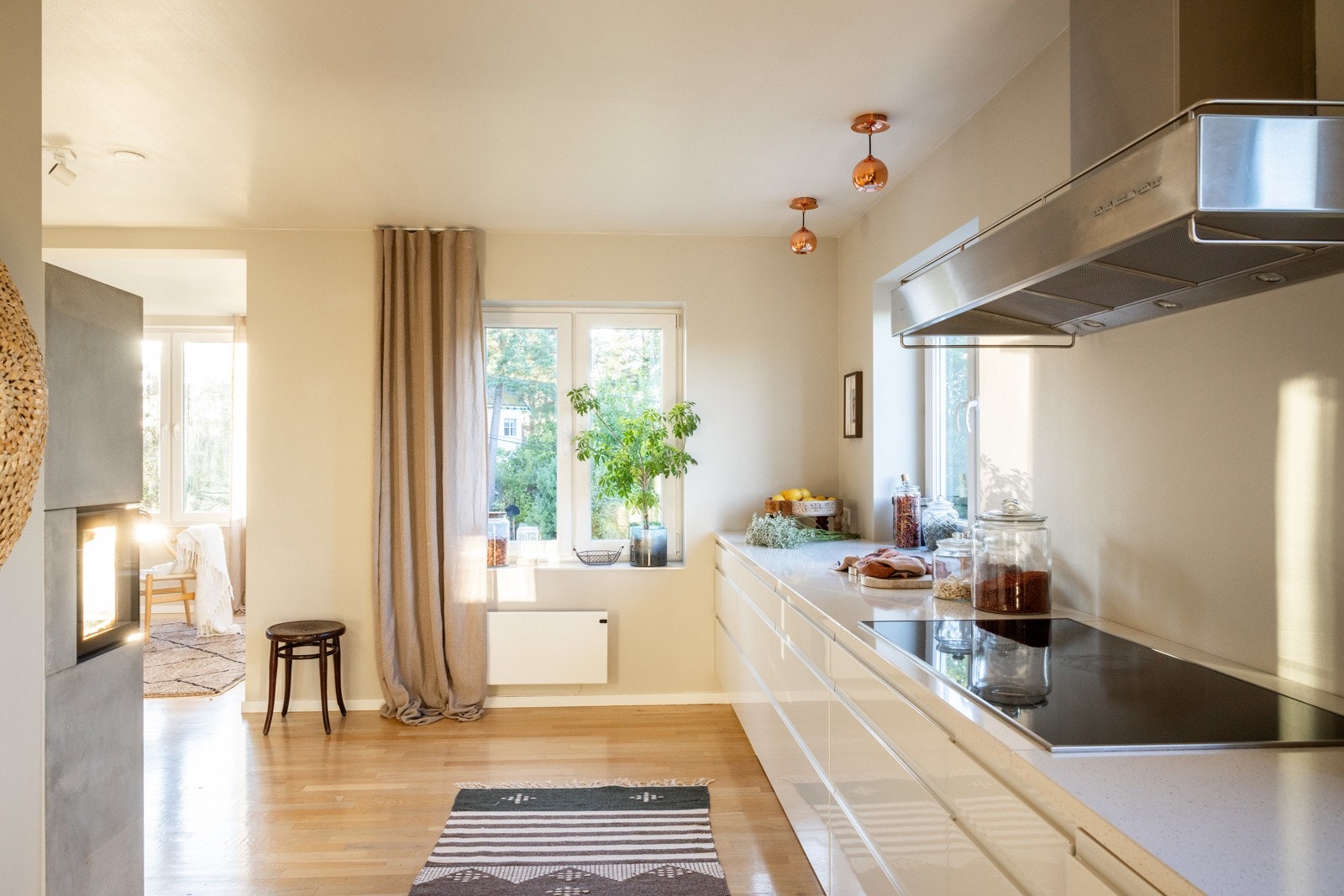 Det er benkeplate av stein med underlimt oppvaskkum. Galleribilde