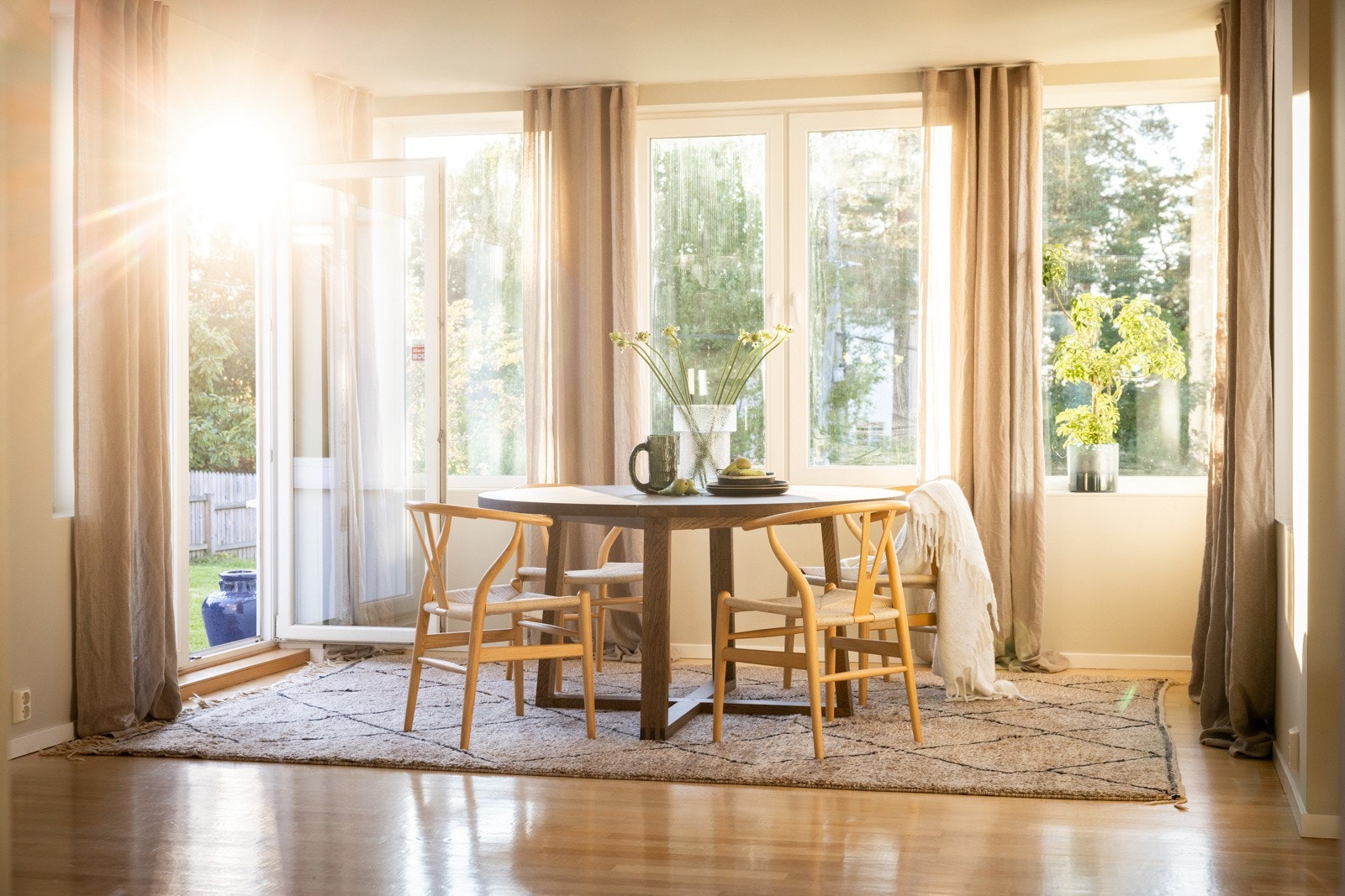 I stuen er det plass til et spisebord som gir mulighet for en naturlig og fin soneinndeling av oppholdsrommet og herfra er det også utgang til terrassen. Galleribilde