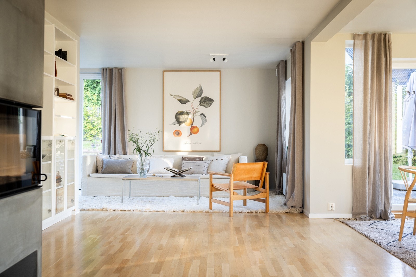 Luftig stue med store vindusflater som slipper inn godt med naturlig lys, og skaper en god atmosfære. Galleribilde